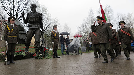 Склоним головы в знак светлой памяти