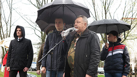 Склоним головы в знак светлой памяти