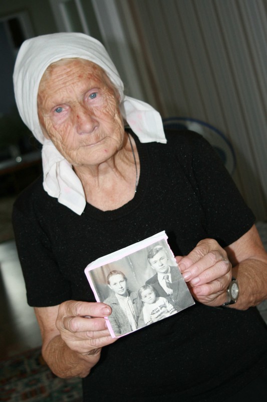 Исчезнувшая. Уже 5 лет редкая болезнь заставляет Дашу из Вилейки круглосуточно «танцевать» (фото, видео)