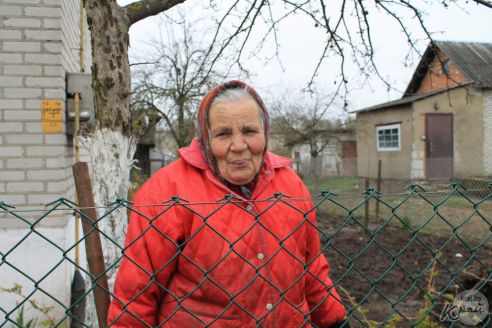 «Жалко птицу». Жители Лесных в Молодечно подкармливают аиста и переживают за его судьбу (фото)