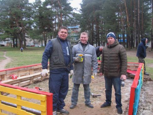 Жильцы дома №53 по улице Толстого в Вилейке построили во дворе песочницу (фото)