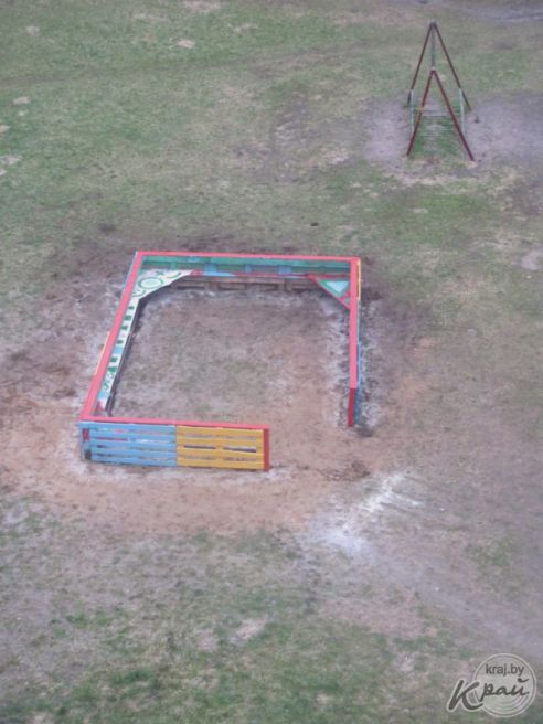 Жильцы дома №53 по улице Толстого в Вилейке построили во дворе песочницу (фото)
