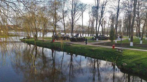 Боевую машину десанта установили в Глубоком ко Дню Победы