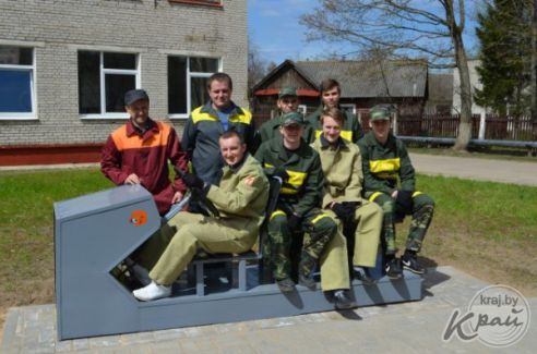 Скамейка автомобилиста появилась в сквере возле Вилейского госколледжа (фото)