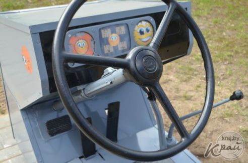 Скамейка автомобилиста появилась в сквере возле Вилейского госколледжа (фото)