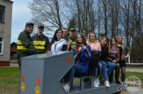 Скамейка автомобилиста появилась в сквере возле Вилейского госколледжа (фото)