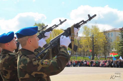 Солдаты в городе. Как в Молодечно отпраздновали 9 Мая (фото, видео)