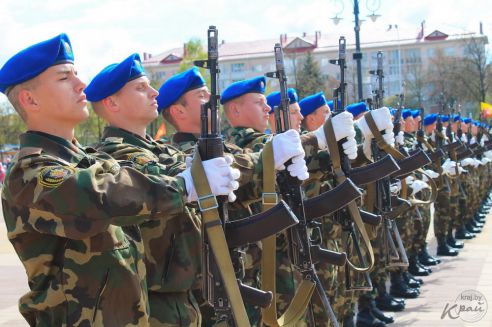 Солдаты в городе. Как в Молодечно отпраздновали 9 Мая (фото, видео)