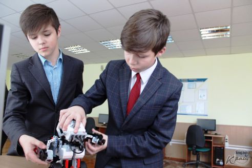 Одни развивают моторику, другие – логику. В Вилейке гимназисты осваивают робототехнику (фото)