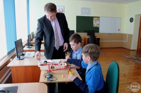 Одни развивают моторику, другие – логику. В Вилейке гимназисты осваивают робототехнику (фото)