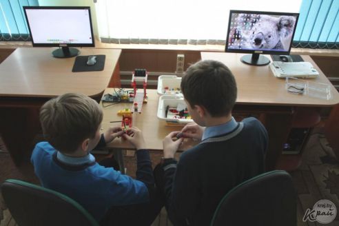 Одни развивают моторику, другие – логику. В Вилейке гимназисты осваивают робототехнику (фото)