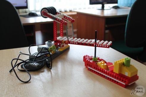 Одни развивают моторику, другие – логику. В Вилейке гимназисты осваивают робототехнику (фото)