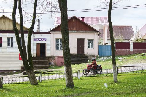 Жители Радошковичей жалуются на местную торговлю: вещи сомнительного качества и цена завышена (фото)