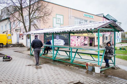 Жители Радошковичей жалуются на местную торговлю: вещи сомнительного качества и цена завышена (фото)