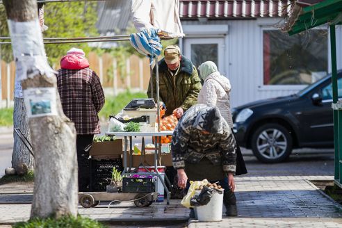 Жители Радошковичей жалуются на местную торговлю: вещи сомнительного качества и цена завышена (фото)