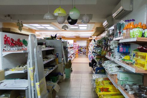 Жители Радошковичей жалуются на местную торговлю: вещи сомнительного качества и цена завышена (фото)