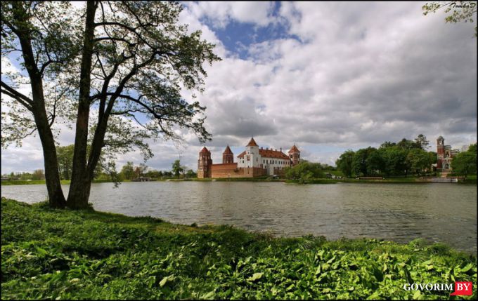Мирский замок с озером