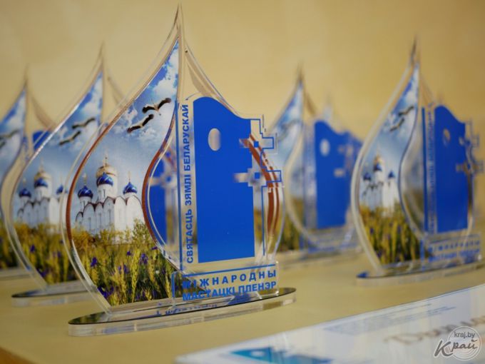 Картины продадут, средства перечислят дому-интернату. В Молодечно завершился пленэр «Святость земли белорусской» (фото)