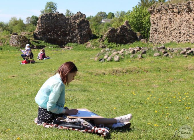 Кревский замок на полотнах юных художников – подведены итоги пленэра «Мой край – Сморгонщина» (фото)