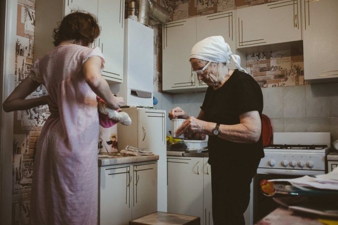 Исчезнувшая. Уже 5 лет редкая болезнь заставляет Дашу из Вилейки круглосуточно «танцевать» (фото, видео)