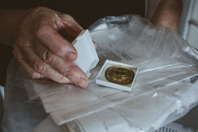 Исчезнувшая. Уже 5 лет редкая болезнь заставляет Дашу из Вилейки круглосуточно «танцевать» (фото, видео)