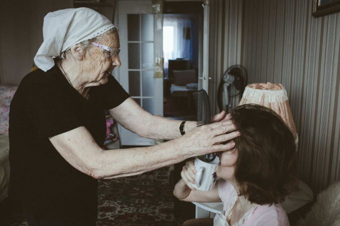 Исчезнувшая. Уже 5 лет редкая болезнь заставляет Дашу из Вилейки круглосуточно «танцевать» (фото, видео)