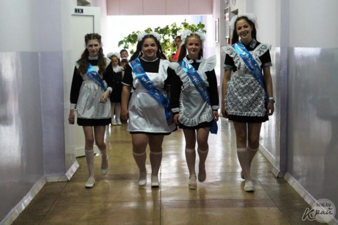 «Школа – детство, и оно заканчивается». В СШ №5 Вилейки прозвенел последний звонок для единственного 11-го класса (фото)