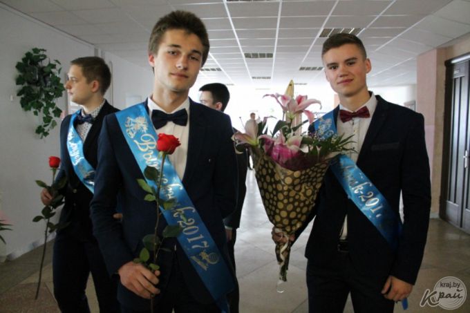 «Школа – детство, и оно заканчивается». В СШ №5 Вилейки прозвенел последний звонок для единственного 11-го класса (фото)