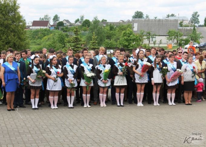 «Школа – детство, и оно заканчивается». В СШ №5 Вилейки прозвенел последний звонок для единственного 11-го класса (фото)