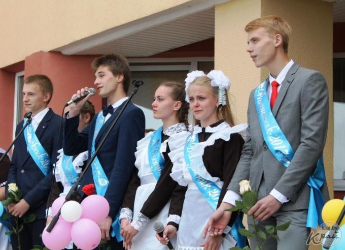 «Школа – детство, и оно заканчивается». В СШ №5 Вилейки прозвенел последний звонок для единственного 11-го класса (фото)