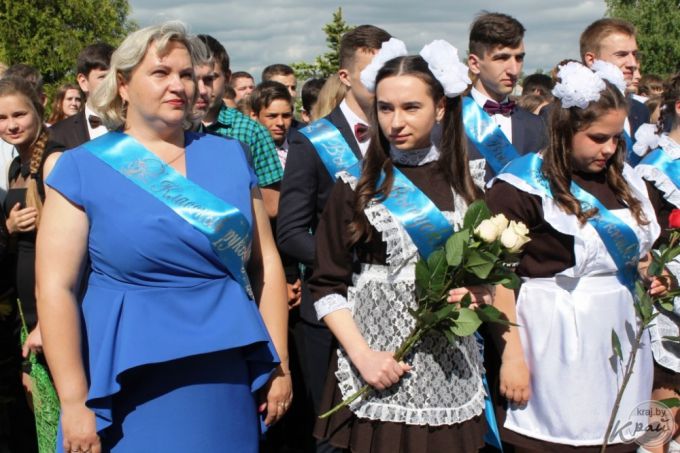 «Школа – детство, и оно заканчивается». В СШ №5 Вилейки прозвенел последний звонок для единственного 11-го класса (фото)
