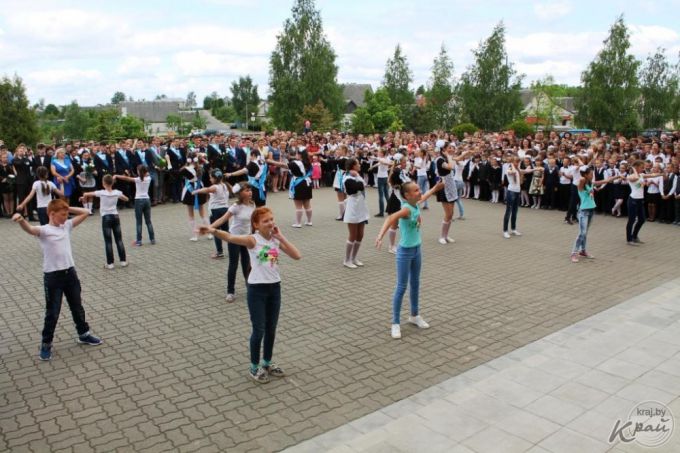 «Школа – детство, и оно заканчивается». В СШ №5 Вилейки прозвенел последний звонок для единственного 11-го класса (фото)