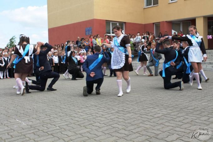 «Школа – детство, и оно заканчивается». В СШ №5 Вилейки прозвенел последний звонок для единственного 11-го класса (фото)