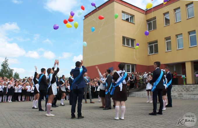 «Школа – детство, и оно заканчивается». В СШ №5 Вилейки прозвенел последний звонок для единственного 11-го класса (фото)