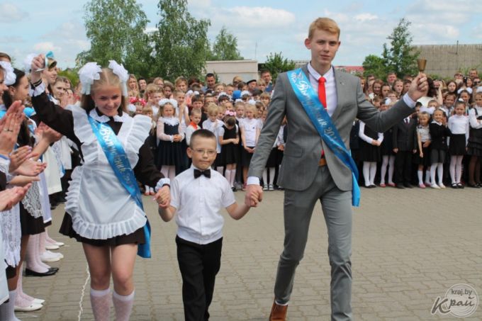 «Школа – детство, и оно заканчивается». В СШ №5 Вилейки прозвенел последний звонок для единственного 11-го класса (фото)