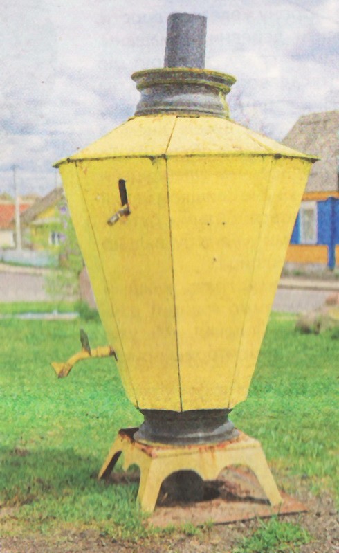 В Куренце Вилейского района можно попить воды из полутораметрового самовара (фото)