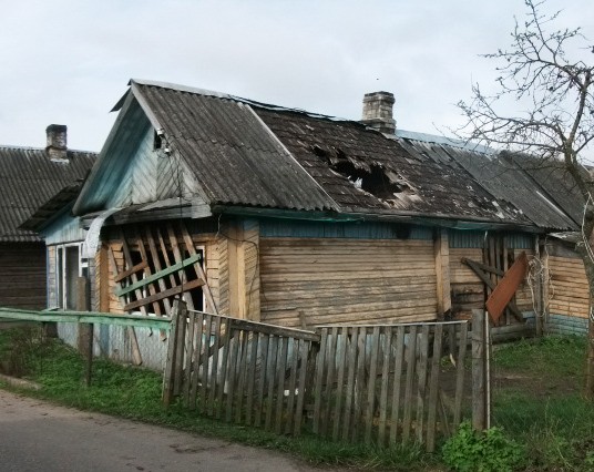 Пока ампутировали вторую ногу, сгорел дом. Инвалид-колясочник живет под тентом на Вилейском водохранилище (фото)