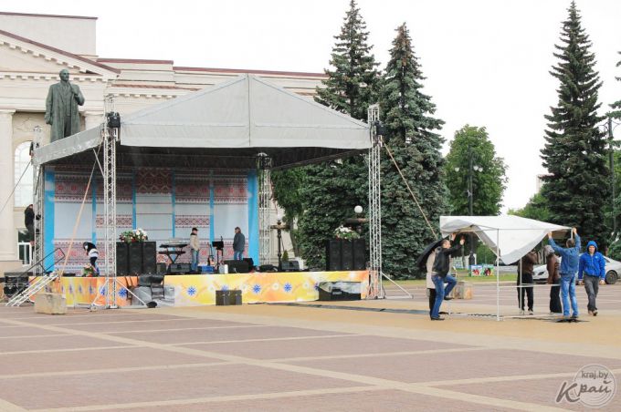 Пять признаков того, что в Молодечно проходит фестиваль песни и поэзии (фото)