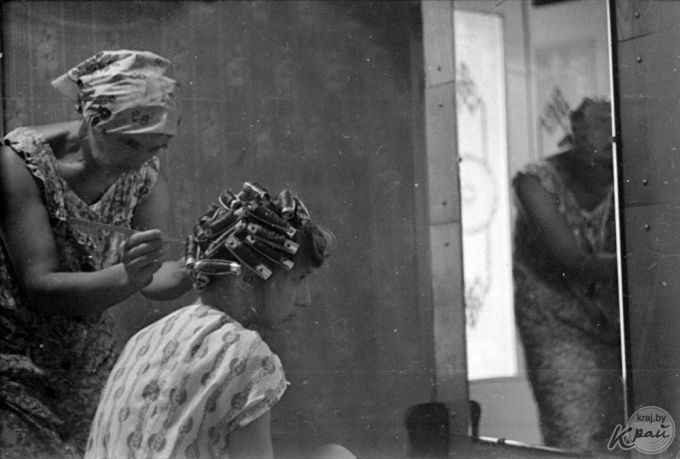 «Волосы крутили на бигуди, платья подсматривали в «Бурде». Выпускники школ в 90-е и сейчас (фото)