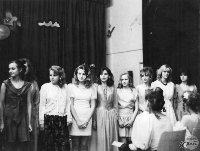 «Волосы крутили на бигуди, платья подсматривали в «Бурде». Выпускники школ в 90-е и сейчас (фото)