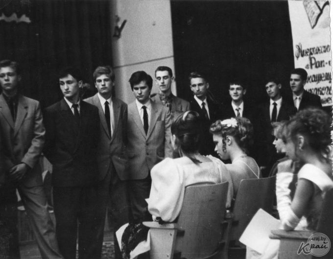 «Волосы крутили на бигуди, платья подсматривали в «Бурде». Выпускники школ в 90-е и сейчас (фото)