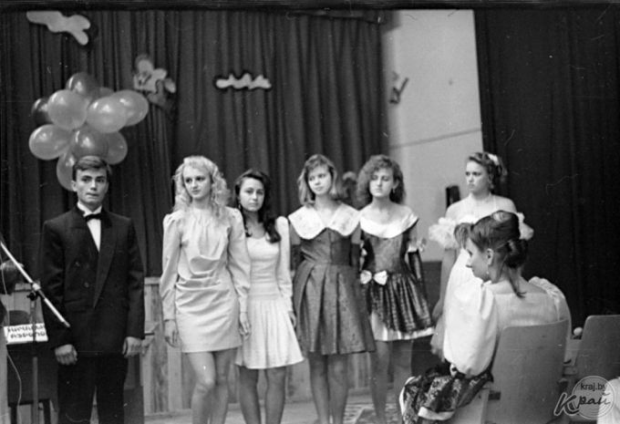 «Волосы крутили на бигуди, платья подсматривали в «Бурде». Выпускники школ в 90-е и сейчас (фото)