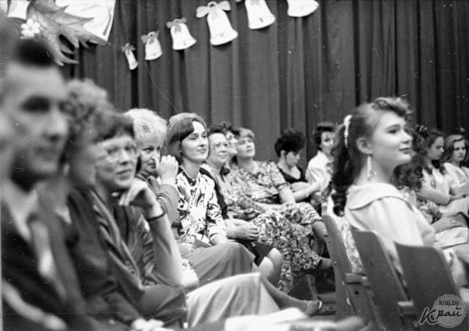 «Волосы крутили на бигуди, платья подсматривали в «Бурде». Выпускники школ в 90-е и сейчас (фото)