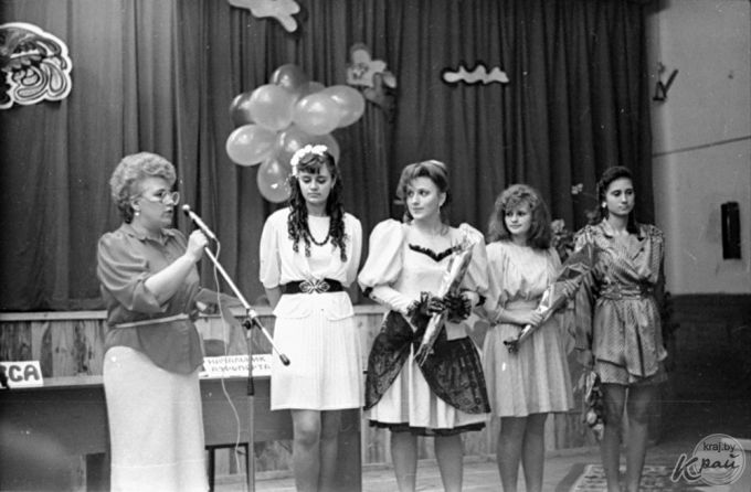 «Волосы крутили на бигуди, платья подсматривали в «Бурде». Выпускники школ в 90-е и сейчас (фото)