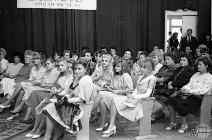 «Волосы крутили на бигуди, платья подсматривали в «Бурде». Выпускники школ в 90-е и сейчас (фото)