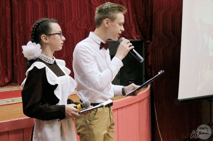 «Волосы крутили на бигуди, платья подсматривали в «Бурде». Выпускники школ в 90-е и сейчас (фото)