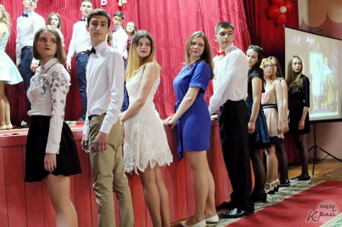 «Волосы крутили на бигуди, платья подсматривали в «Бурде». Выпускники школ в 90-е и сейчас (фото)