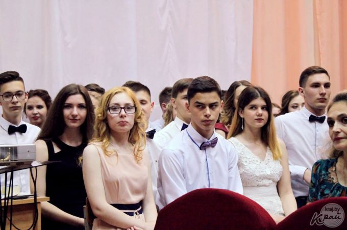 «Волосы крутили на бигуди, платья подсматривали в «Бурде». Выпускники школ в 90-е и сейчас (фото)