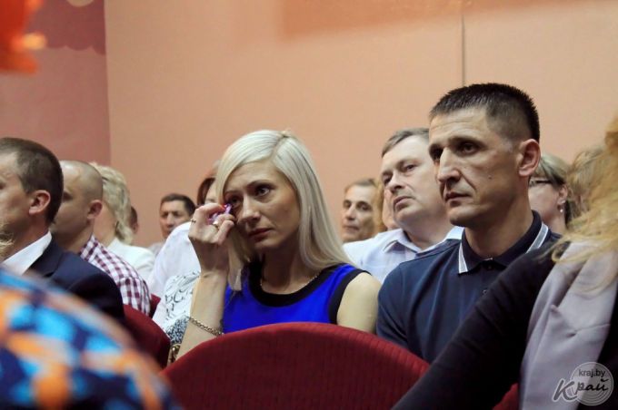 «Волосы крутили на бигуди, платья подсматривали в «Бурде». Выпускники школ в 90-е и сейчас (фото)