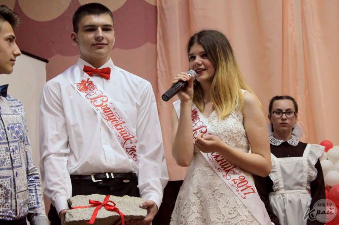 «Волосы крутили на бигуди, платья подсматривали в «Бурде». Выпускники школ в 90-е и сейчас (фото)